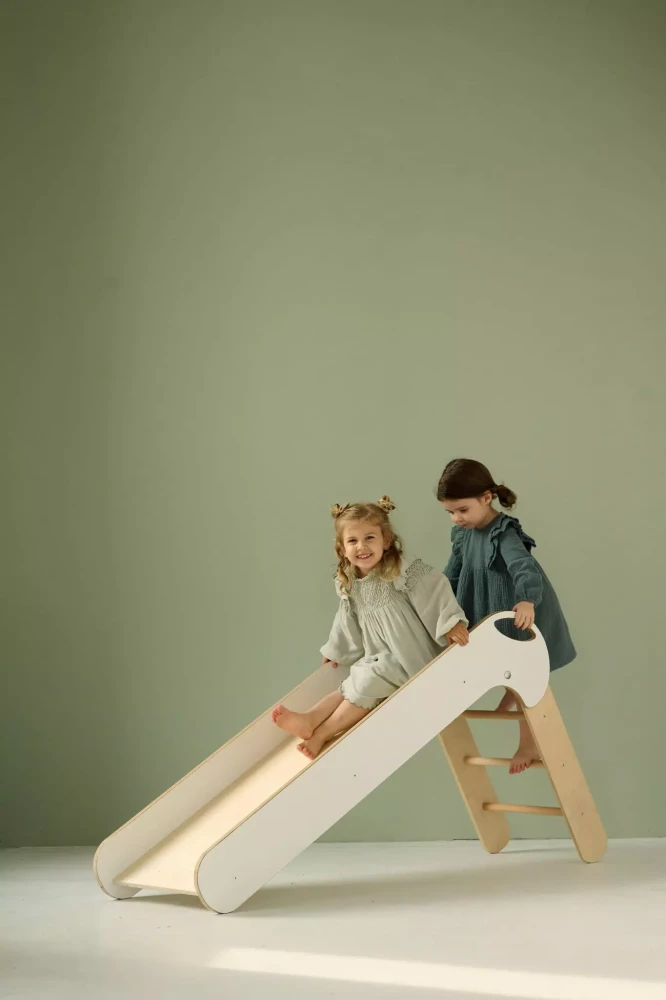 drewniana zjeżdżalnia montessori