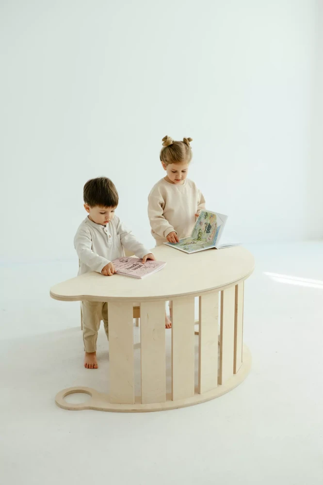 drewniany bujak z blatem montessori