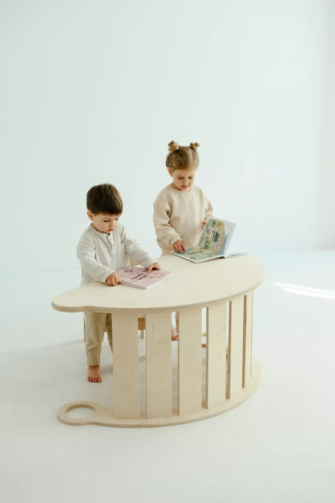 drewniany bujak z blatem montessori