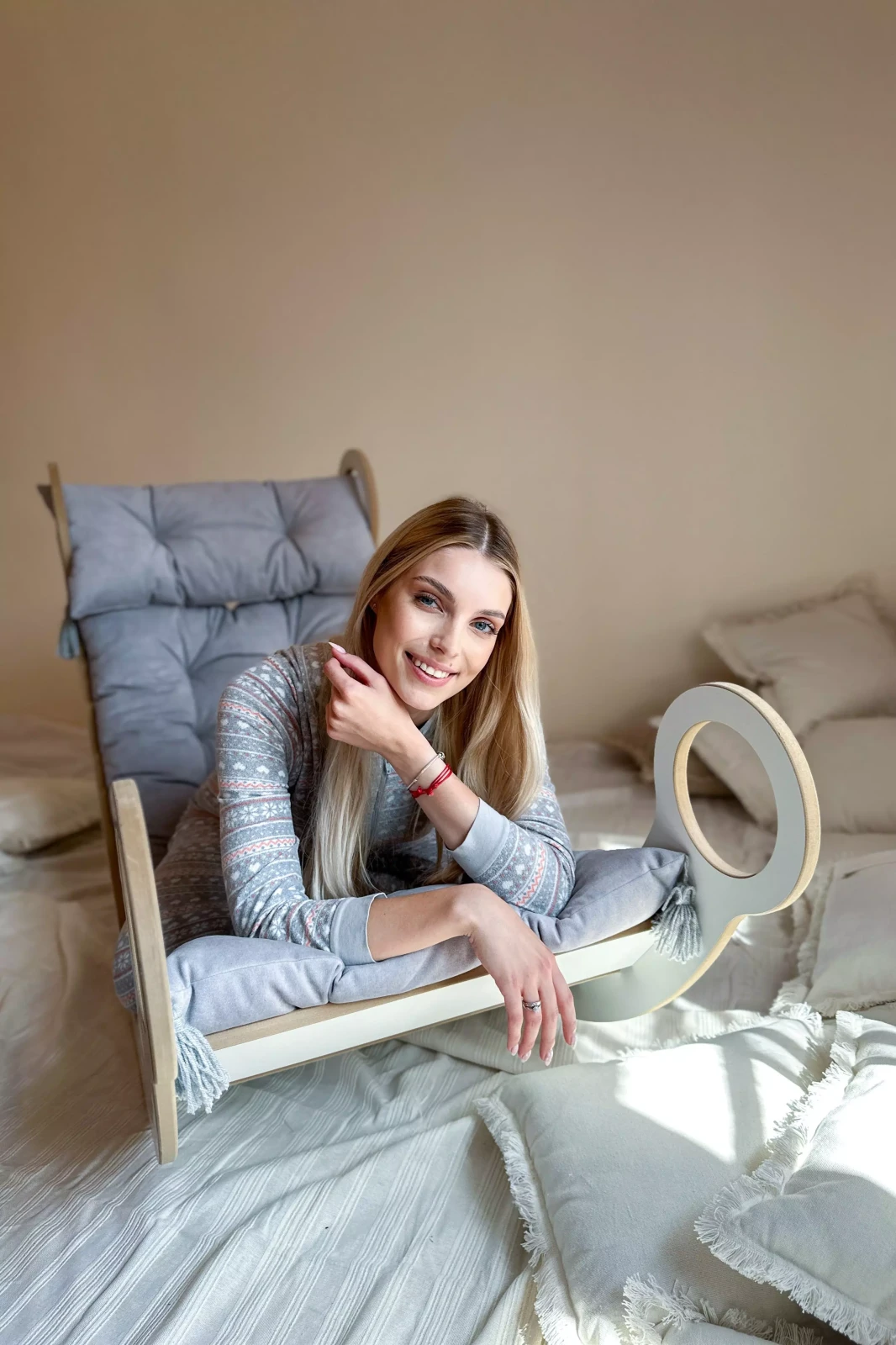 szara poduszka i zagłówek babywood