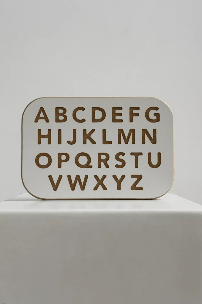 Tablica grafomotoryczna - literki białe. Materiały edukacyjne Babywood (1).webp