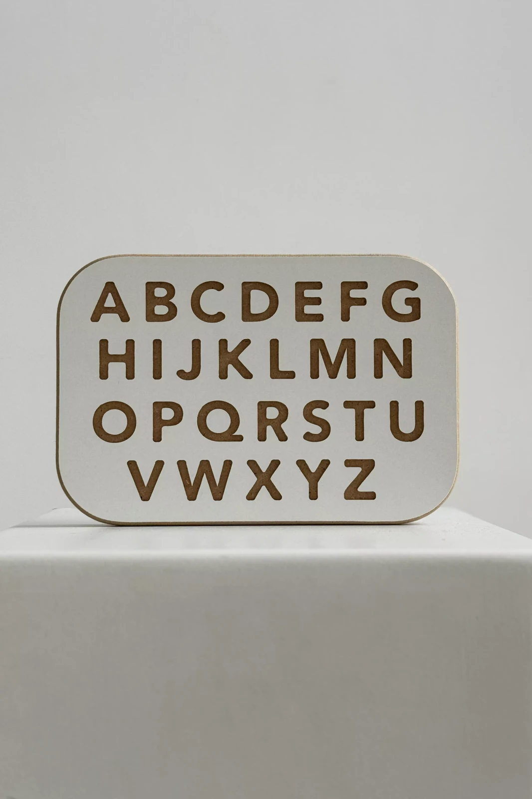Tablica grafomotoryczna - literki białe. Materiały edukacyjne Babywood (1).webp