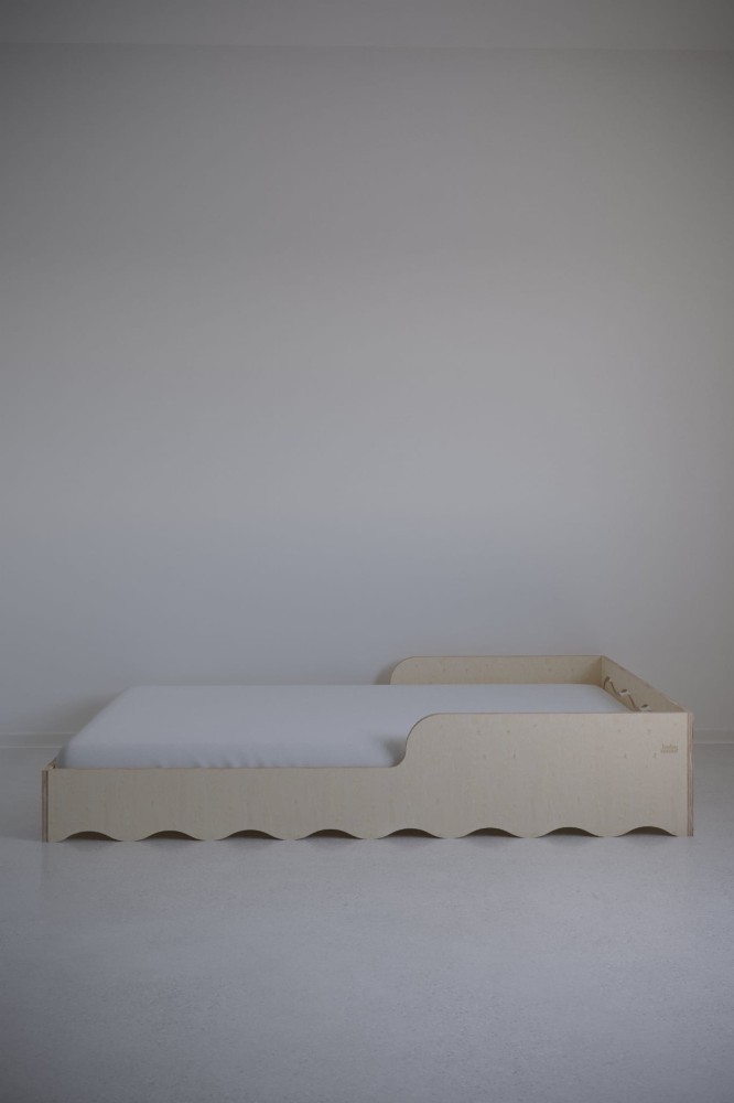 Łóżko babywood naturalne ogrodzone