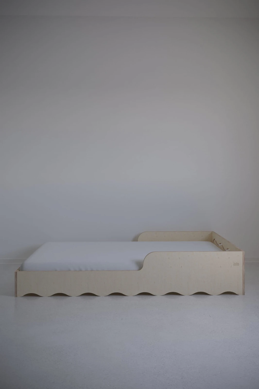 Łóżko babywood naturalne ogrodzone