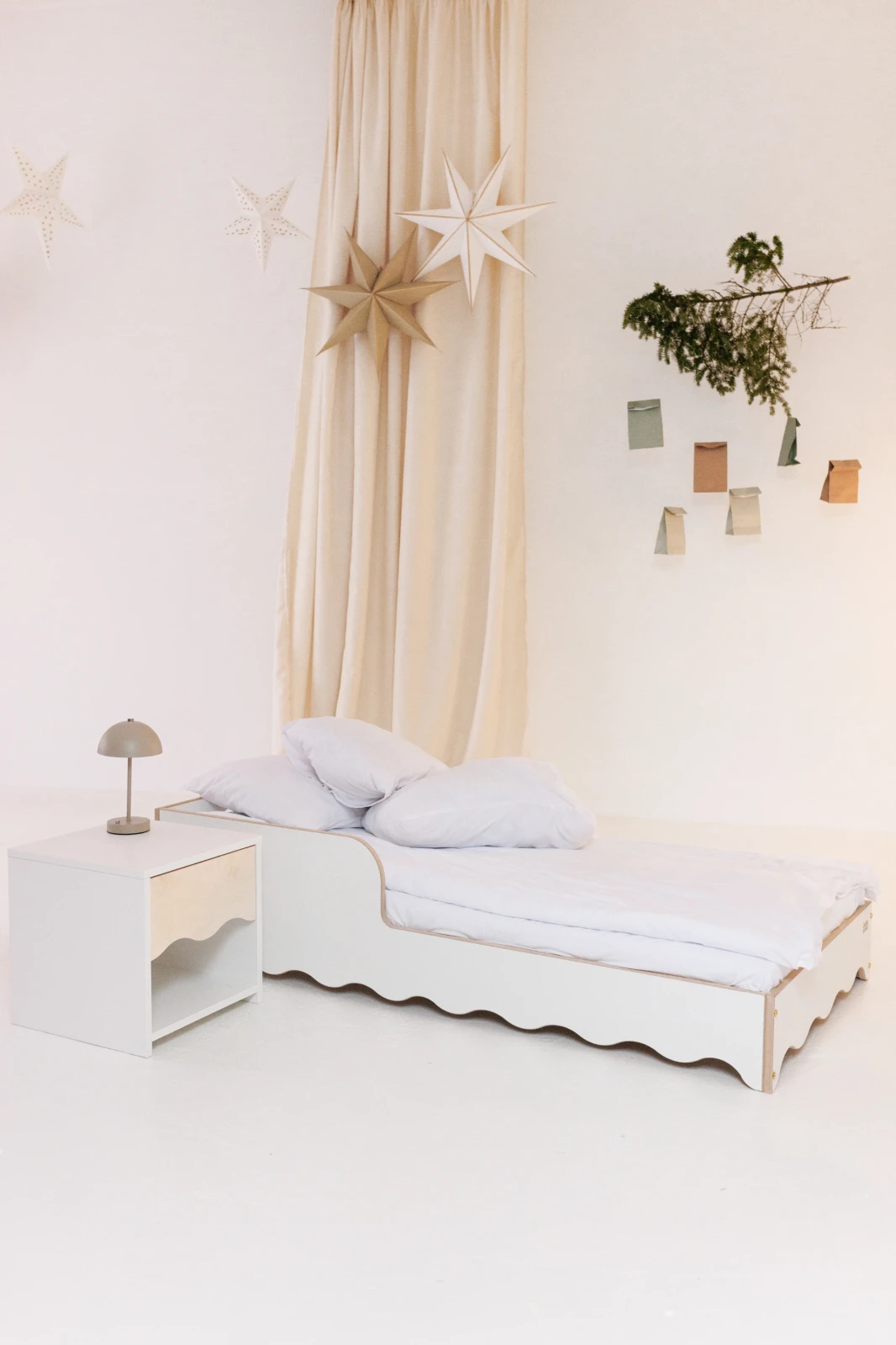 Kolorowe szafki nocne WAVE tworzone przez Babywood