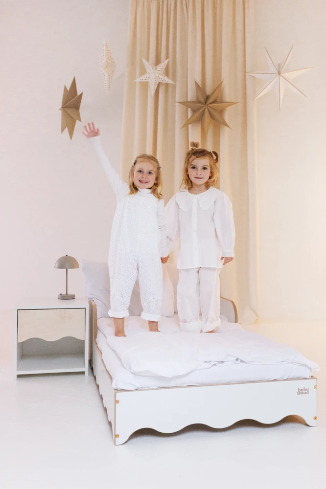 Kompaktowa szafka nocna do małego pokoju Babywood