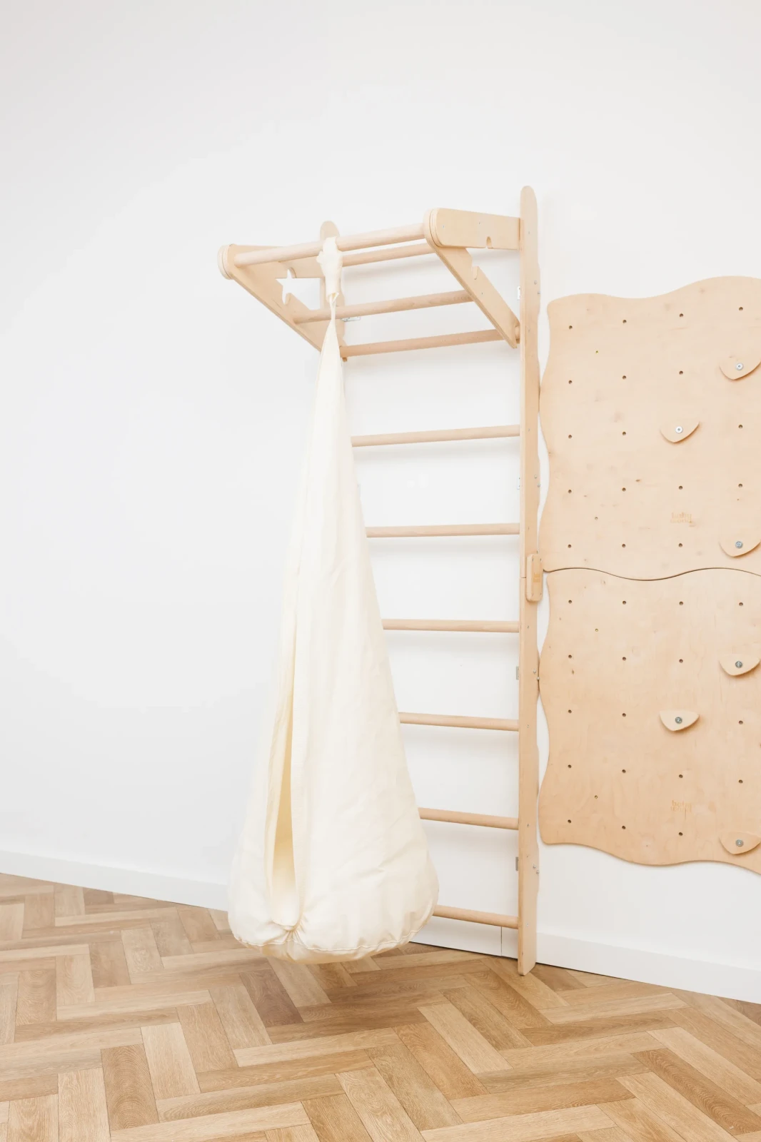 Huśtawka materiałowa Babywood - kokon dla dzieci do zabawy i odpoczynku