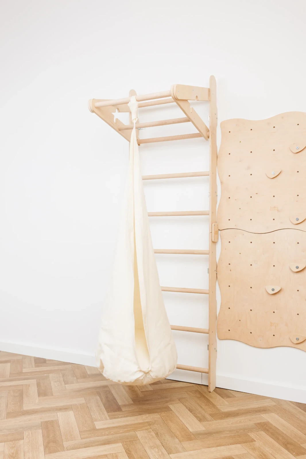 Huśtawka kokon dla malucha Babywood - przytulna huśtawka do pokoju