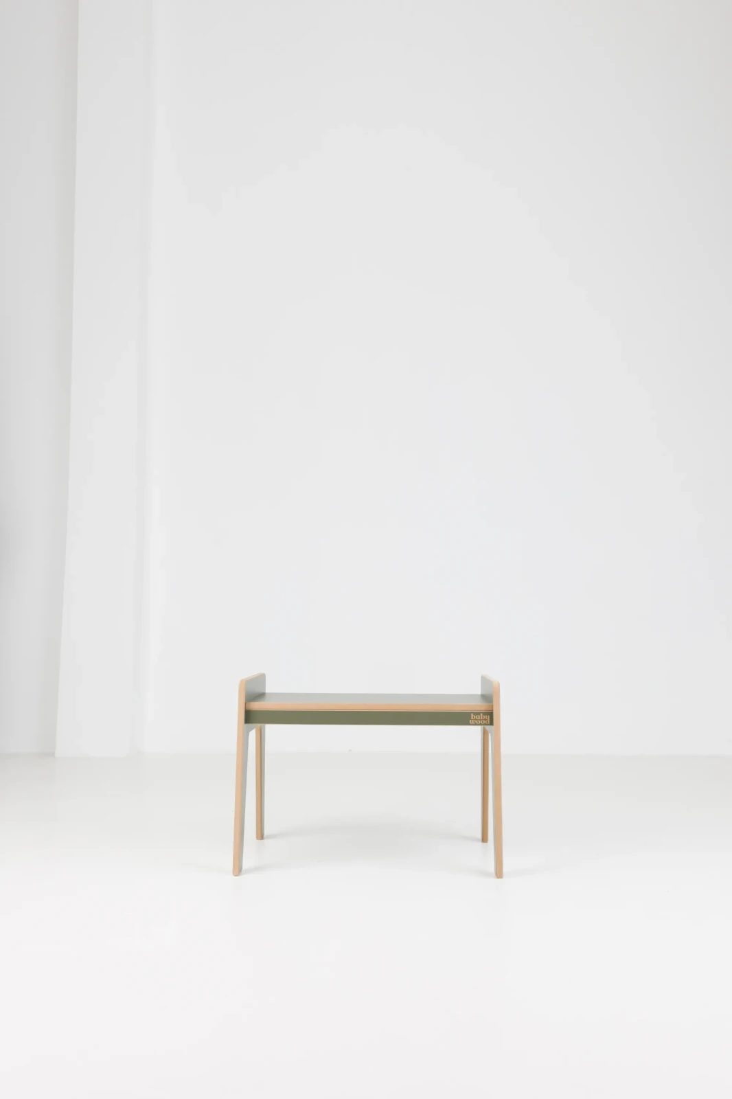 drewniany stolik Montessori