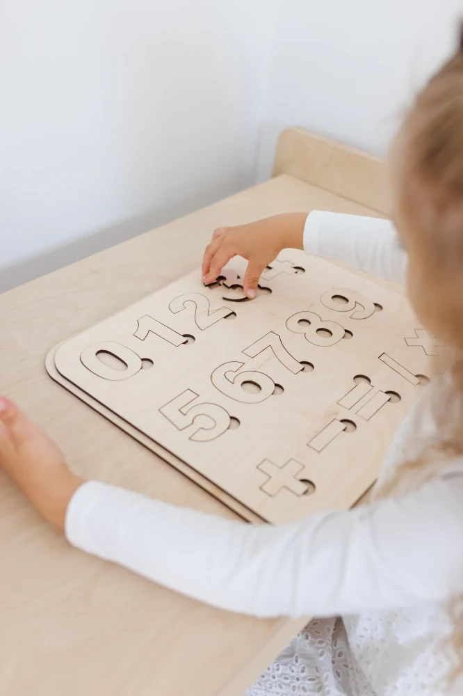 Układanka z cyframi dla dzieci - drewniana zabawka edukacyjna Babywood