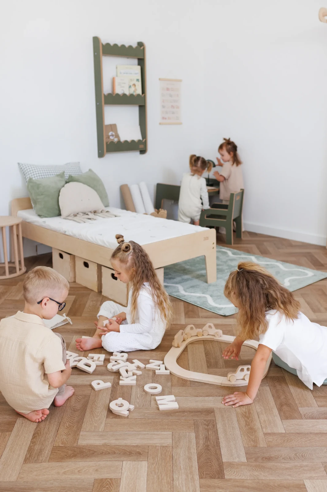 Drewniany zestaw liter dla dzieci - edukacyjna zabawka ze sklejki Babywood