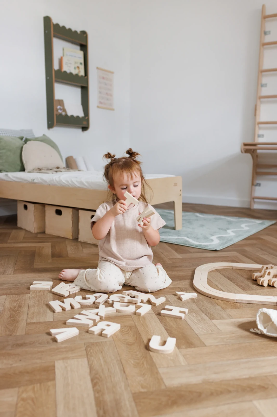 Literki A-Z ze sklejki Babywood - drewniana zabawka edukacyjna dla dzieci
