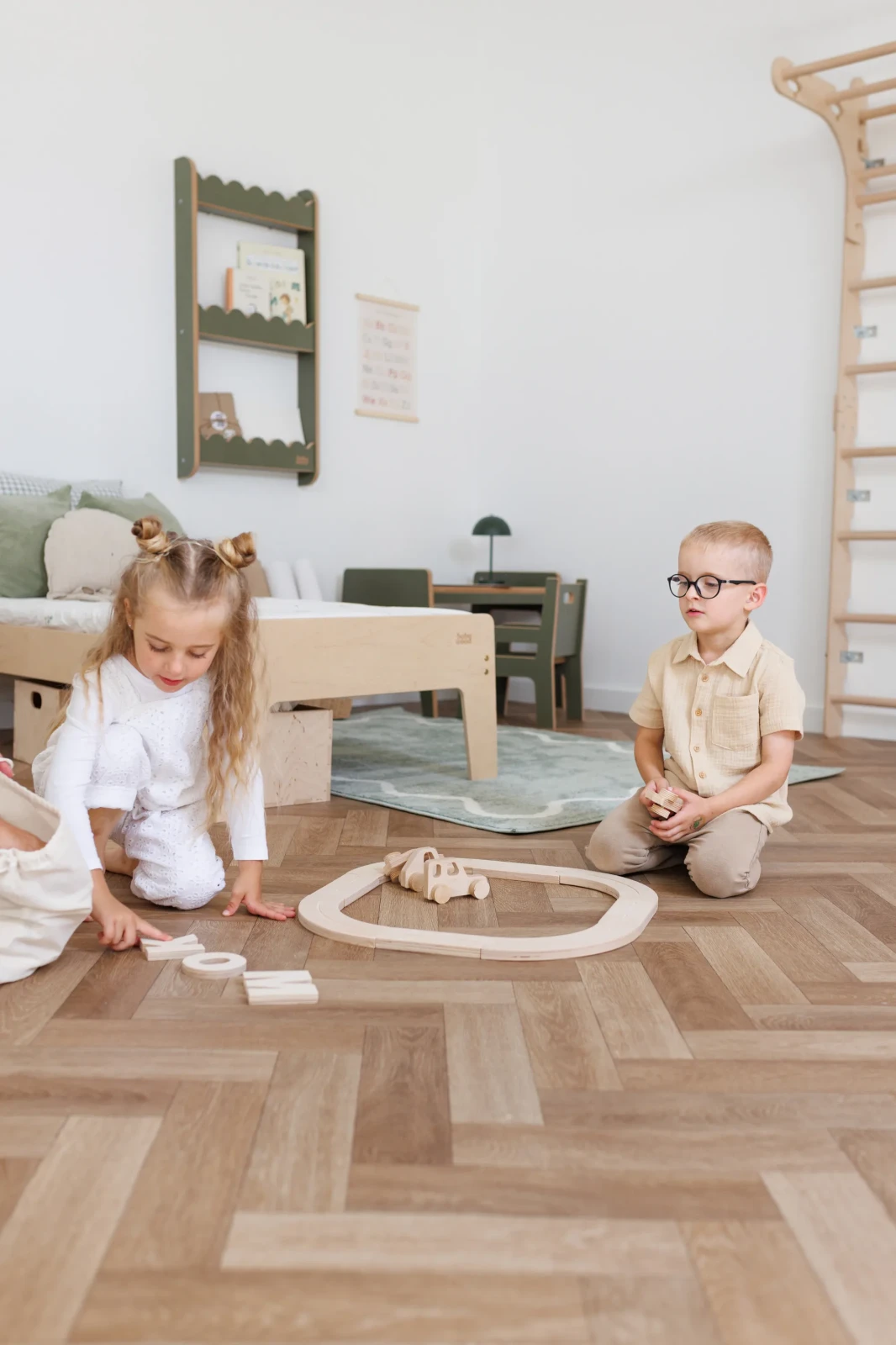 Drewniana droga i samochodziki dla dzieci - zabawka ze sklejki Babywood