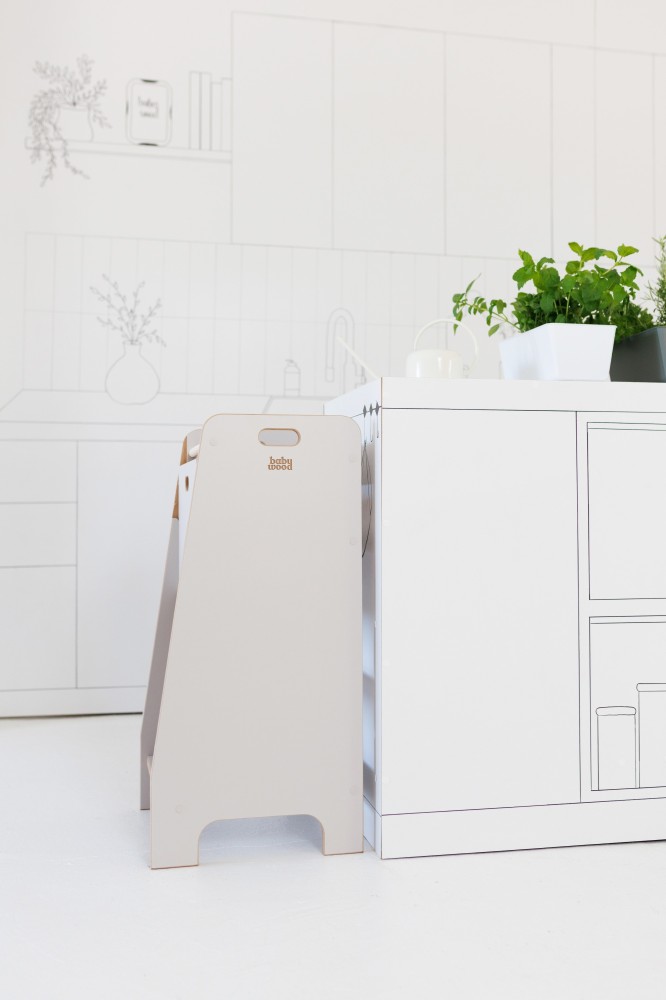 Stabilny drewniany Kitchen Helper Comfort M dla malucha Babywood