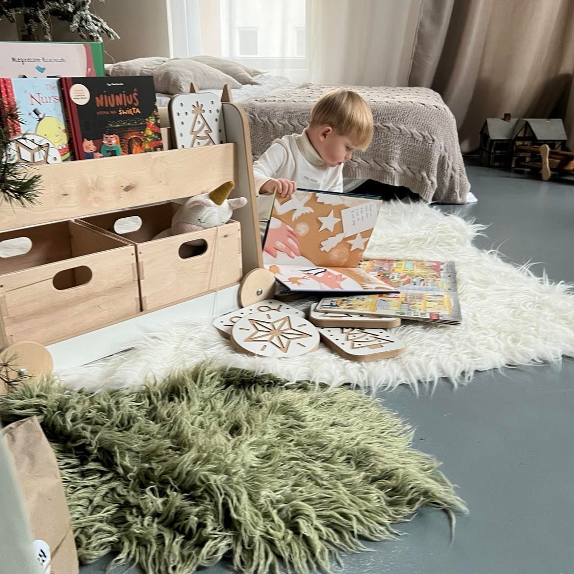 drewniany regał na kółkach